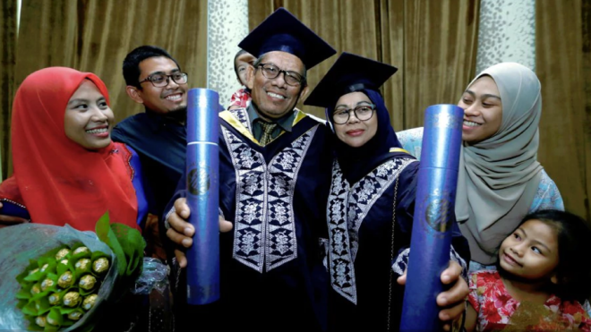 Cặp vợ chồng U60 dắt tay nhau tốt nghiệp đại học ở Malaysian Ảnh 2