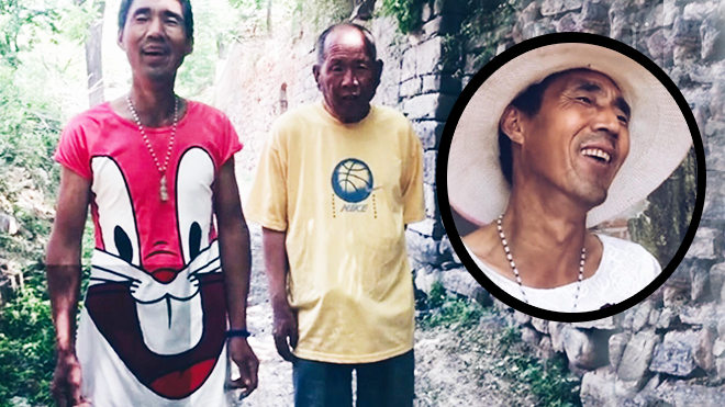 Cụ ông đồng tính mặc váy lượm rác mỗi ngày nuôi bạn đời 72 tuổi Ảnh 2