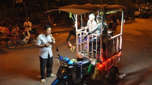 Người cha hát rong nuôi hai con teo não bị 'tố' lợi dụng hoàn cảnh kiếm tiền từ thiện Ảnh 2