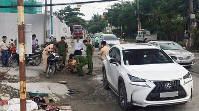 Hơn chục người nâng ôtô Lexus cứu phụ nữ kẹt dưới gầm Ảnh 2