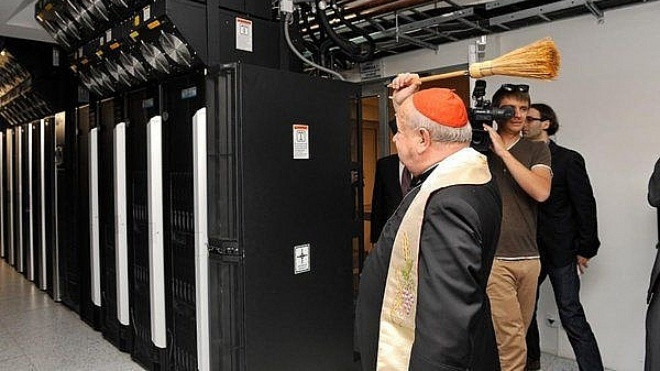 Giáo trưởng người Nga vẩy nước thánh lên máy tính để chống lại WannaCry Ảnh 2