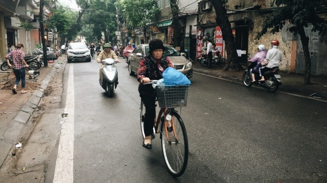 Giữa mùa hè mà người Hà Nội đang phải mặc áo ấm ra đường vì lạnh kia kìa! Ảnh 2