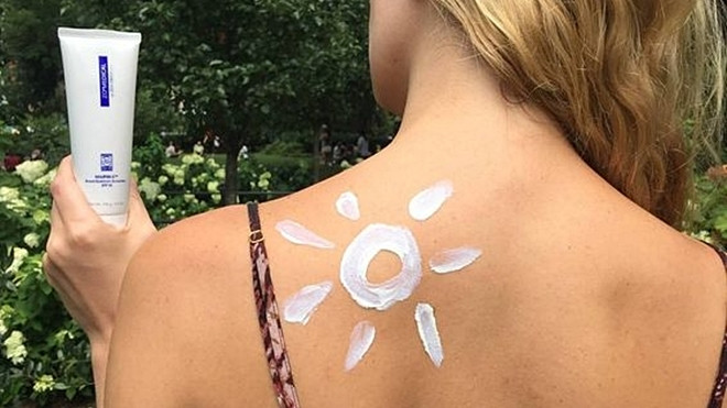 Dù cho trời mây thì con gái à đừng quên bôi kem chống nắng trước khi ra ngoài! Ảnh 2