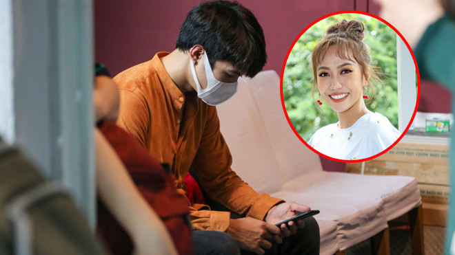 Bạn trai Anh Tú mang khẩu trang, lặng lẽ ngồi một góc chờ Diệu Nhi Ảnh 2