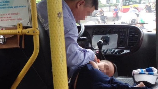 Câu chuyện giản dị phía sau giấc ngủ trưa ngon lành trên xe bus của cậu con trai bác tài xế Ảnh 2