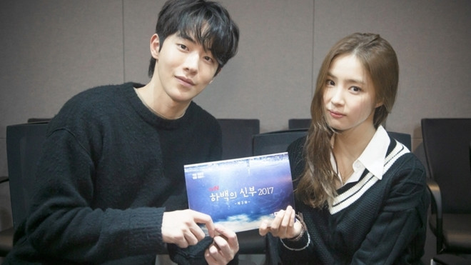 Fan thét gào khản cổ, 'Cô dâu thủy thần' mới chịu nhá hàng loạt ảnh đọc kịch bản từ… 2 tháng trước Ảnh 2