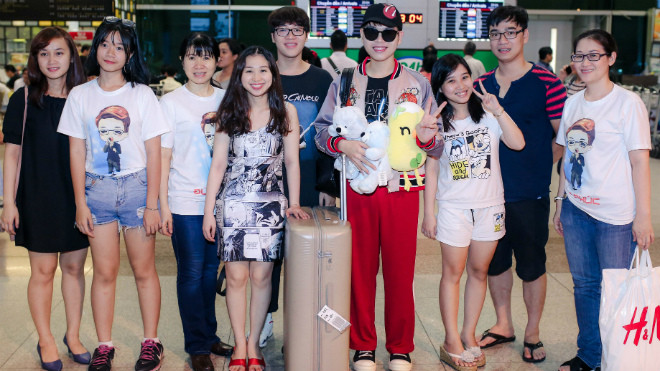 Người hâm mộ ra tận sân bay đón Đức Phúc lúc nửa đêm Ảnh 2