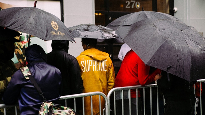 Trời mưa thì mặc trời mưa, nghìn người vẫn xếp hàng dài trước cửa hàng Supreme tại NYC Ảnh 2