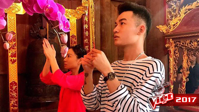 Thầy trò HLV Thu Minh - Ali Hoàng Dương giản dị đến viếng nhà thờ Tổ Ảnh 2