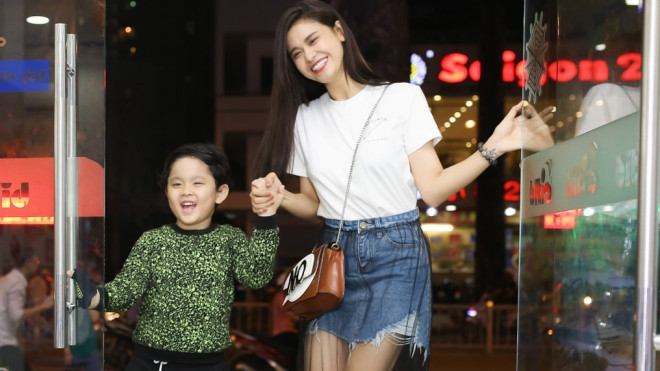 Giữa ồn ào ly hôn cùng Tim, Trương Quỳnh Anh xuất hiện rạng rỡ cùng con trai đi mua sắm. Ảnh 2
