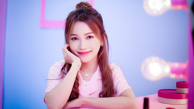 Chán làm 'bad girl', Sĩ Thanh bỗng ngoan hiền lạ thường trong MV mới Ảnh 2