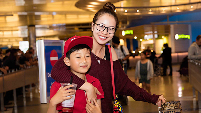 Bé Bảo Nam ngại ngùng khi gặp lại mẹ Jennifer Phạm Ảnh 2