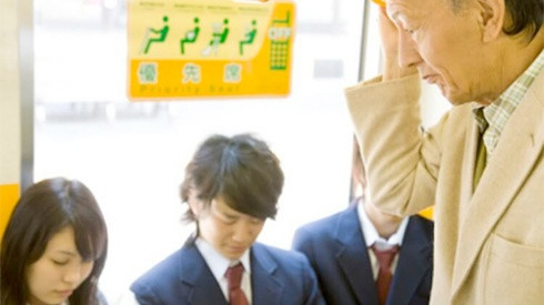 Vì sao trên tàu điện ngầm Nhật, thanh niên ngồi còn người già đứng Ảnh 2