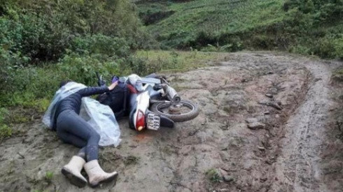 Hình ảnh cô giáo trẻ vùng cao ngã xuống bùn lầy trên đường đến trường khiến nhiều người rơi nước mắt Ảnh 2