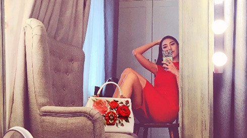 Selfie trước gương nhưng thực chất Lan Khuê đang khoe túi hiệu 'trá hình' Ảnh 2