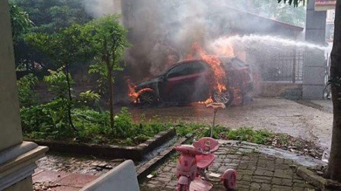 Đỗ cạnh bãi rác vẫn đang cháy, chủ xe gào khóc nhìn ngọn lửa thiêu rụi chiếc ô tô Mazda Ảnh 2