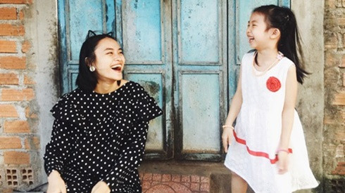 Tips pose ảnh với những đứa em siêu quậy mà bạn phải note ngay! Ảnh 2