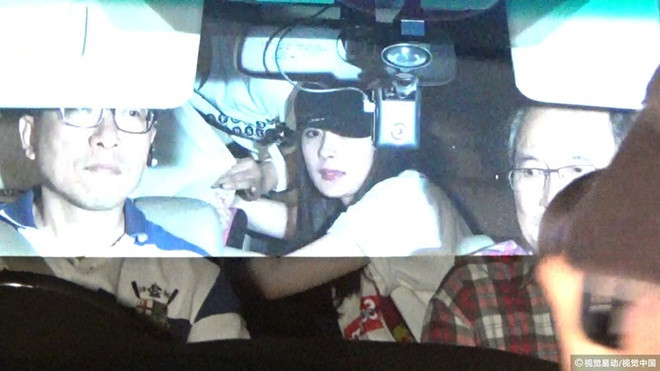 Bị cánh săn ảnh quây kín, Dương Mịch hoảng loạn lấy khăn trùm mặt con gái Ảnh 2