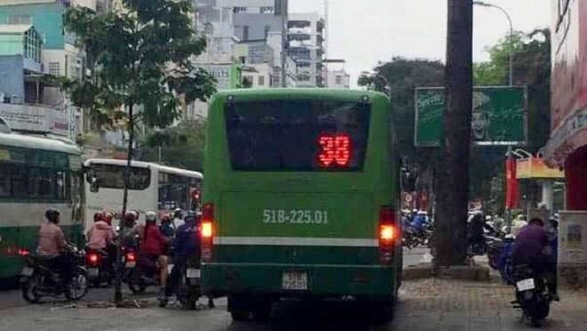 Xe buýt hồn nhiên leo lên hè phố Ảnh 2