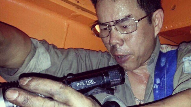 Hình ảnh xúc động ngày nóng đỉnh điểm: Chú thợ điện đầm đìa mồ hôi trong buồng máy kín giữ điện ổn định cho người dân Ảnh 2