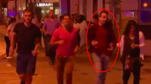 Chàng trai thong thả cầm bia giữa dòng người chạy loạn sau khủng bố Anh Ảnh 2