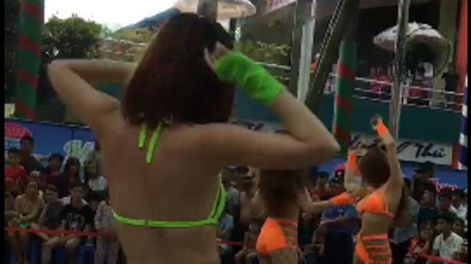Clip dàn vũ công sexy nhảy phản cảm tại công viên nước phục vụ nhiều trẻ nhỏ Ảnh 2
