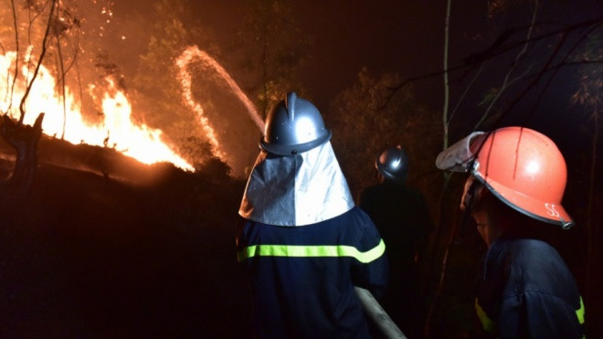 Cảnh 2.000 người chống chọi với lửa cháy rừng trong đêm nóng kỷ lục ở Hà Nội Ảnh 2