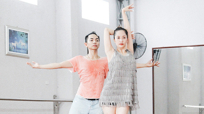 Mặc nắng nóng, Khánh Thi - Phan Hiển vẫn miệt mài, căng thẳng tập luyện cho Liveshow Ảnh 2