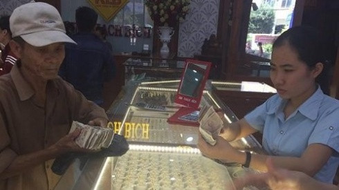 Xúc động hình ảnh ông cụ ăn xin mang cọc tiền lẻ đi mua vàng làm của hồi môn cho con gái Ảnh 2