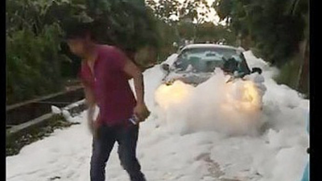 Thực hư cảnh tượng bọt tuyết trắng xóa sau trận mưa lớn ở Hà Nội Ảnh 2