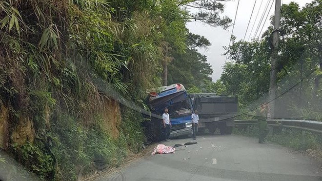 Xe ô tô chở học sinh lớp 11 đi thăm quan Tam Đảo bị đâm vào vách núi, 5 người thương vong Ảnh 2