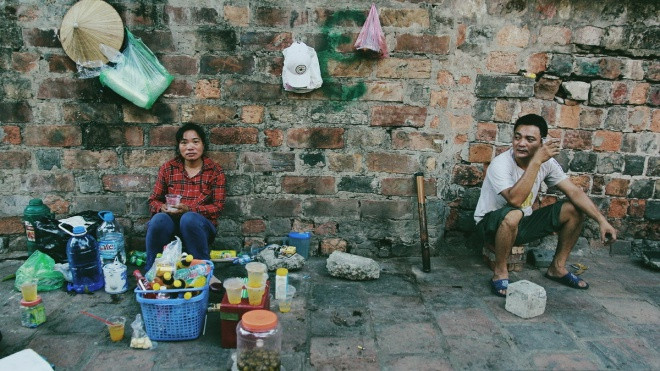 Trà đá vỉa hè, thức uống bình dị khiến người Hà Nội 'không vội được đâu' Ảnh 2