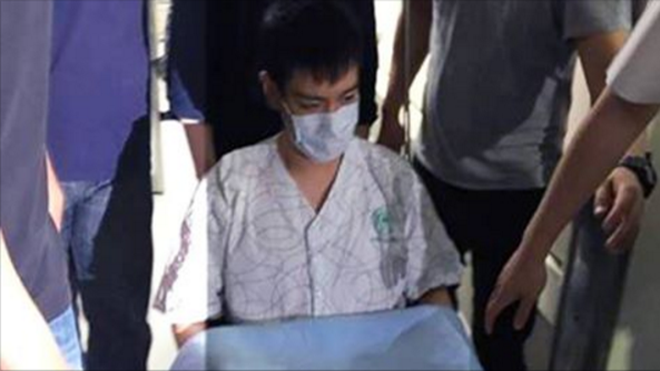 T.O.P tiều tụy rời khỏi bệnh viện và chỉ nói đúng ba từ… Ảnh 2