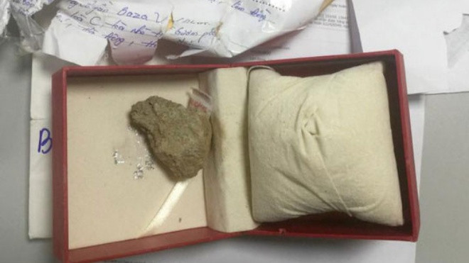 Chuyện hy hữu: Gửi qua bưu điện, đồng hồ biến thành… đá cuội? Ảnh 2