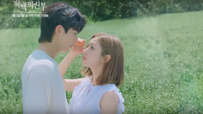 Cô dâu thủy thần tung ảnh mới, fan chết ngất vì Nam Joo Hyuk xả thân che chắn Shin Se Kyung giữa trời mưa Ảnh 2