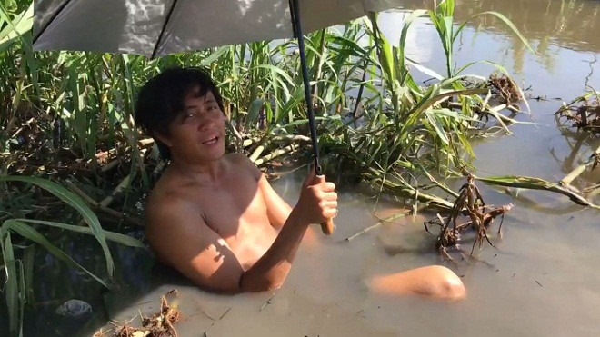 Phì cười khi Lương Mạnh Hải trầm mình dưới sông làm 'đại gia Dubai Củ Chi' Ảnh 2