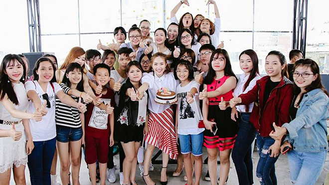 Chưa đến tuổi mới, Minh Hằng đã sung sướng nhận tới 5 cái bánh sinh nhật Ảnh 2