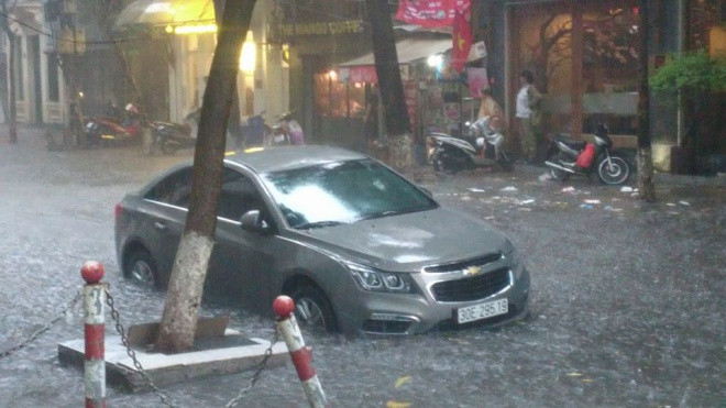 Hà Nội mưa trắng trời, người dân khổ sở giữa dòng nước ngập Ảnh 2