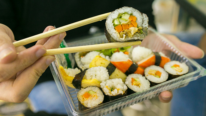 Tạm quên 7-Eleven, các cửa hàng tiện lợi đã xuất hiện tại Việt Nam từ bao lâu nay bán món ăn vặt gì? Ảnh 2