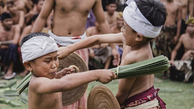 Indonesia: Đàn ông và trẻ em đánh nhau ‘tứa máu’ để cảm tạ thần linh trong lễ hội truyền thống Ảnh 2