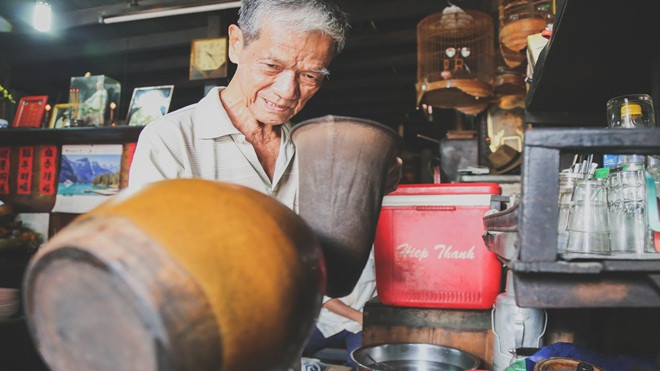 4.000 đồng cho một ly cà phê 'tài tử': Lọc trong vợt, ủ trong siêu và kho trên bếp than đỏ rực Ảnh 2