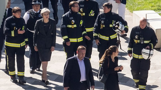 Thủ tướng Anh cam kết bố trí nhà ở mới cho người dân chung cư bị cháy Ảnh 2