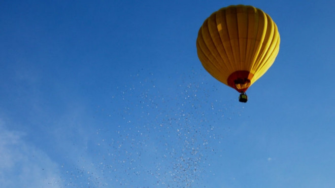 'Choáng' với việc rải tiền từ khinh khí cầu để 'truyền cảm hứng…' Ảnh 2