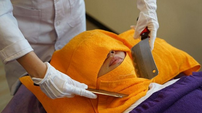 Qua thời dùng tay rồi, giờ người ta còn thư giãn bằng massage dao phay Ảnh 2