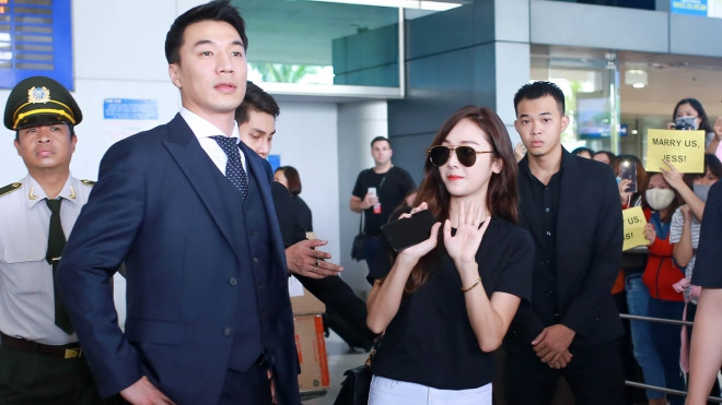 Mang loafer Gucci, diện túi Hermes Kelly trăm triệu, thời trang sân bay ai bì nổi Jessica Jung Ảnh 2