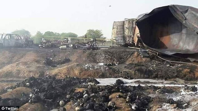 Bất chấp nguy hiểm lao ra 'hôi' dầu từ chiếc xe chở dầu bị lật, ít nhất 123 người chết Ảnh 2