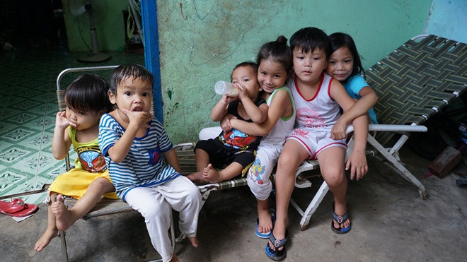 Câu chuyện 6 đứa trẻ trần truồng khóc lóc vì đói: Mẹ bảo có chăm, hàng xóm bảo không! Ảnh 2