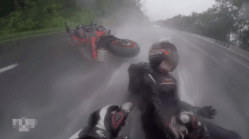 Clip: Cặp đôi đi moto ngã xe giữa đường, hành động của chàng 'soái ca' khiến nhiều người ngưỡng mộ Ảnh 2