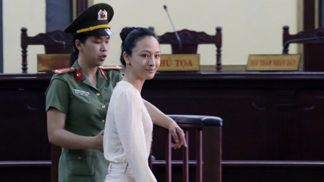 Cùng là 'kẻ thứ 3' nhưng người này bị ném đá, người kia lại được bênh vực Ảnh 2