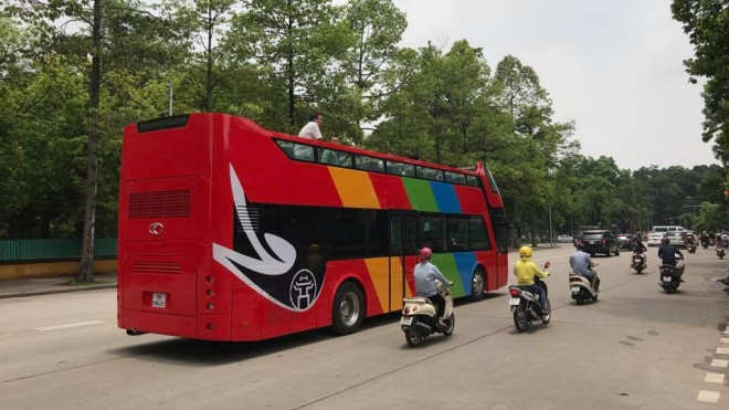 Xe bus 2 tầng 'mui trần' xuất hiện trên đường phố Hà Nội khiến nhiều người thích thú Ảnh 2